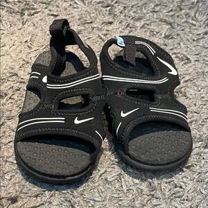 Black nike sandals